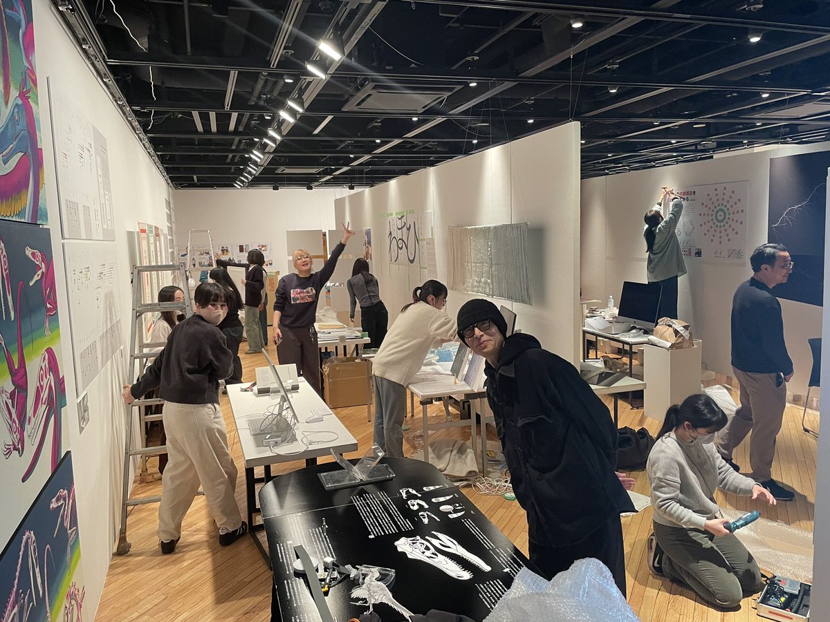 furu's tweet photo. さて皆さま、明日2月22日(木)から2月27日(火)まで、武蔵野美術大学視覚伝達デザイン学科学外選抜展「Shide CONTACT 2024」が六本木のAXIS GALLERYにて行われます。今年も面白い作品ばかり！ぜひおみ足お運びくださいませませ。
（写真はただいま絶賛設営中のものです）
#視覚伝達デザイン学科 https://t.co/74Ozk7faSn