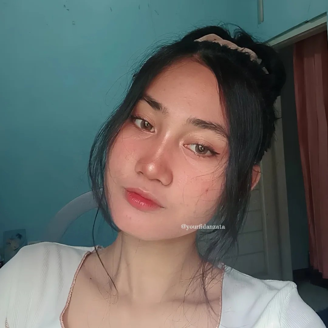 fidanzatav's tweet photo. what's the difference in my make up between these two photos???  

make up aku ga oksidasi dongg 😻😍 complexion yg aku pake tetep on anjaiii walaupun yg foto keringetan dikit abis nyari boba siang siang 🥲 tapi ga luntur tetep stay on https://t.co/Q8C8udDo1r