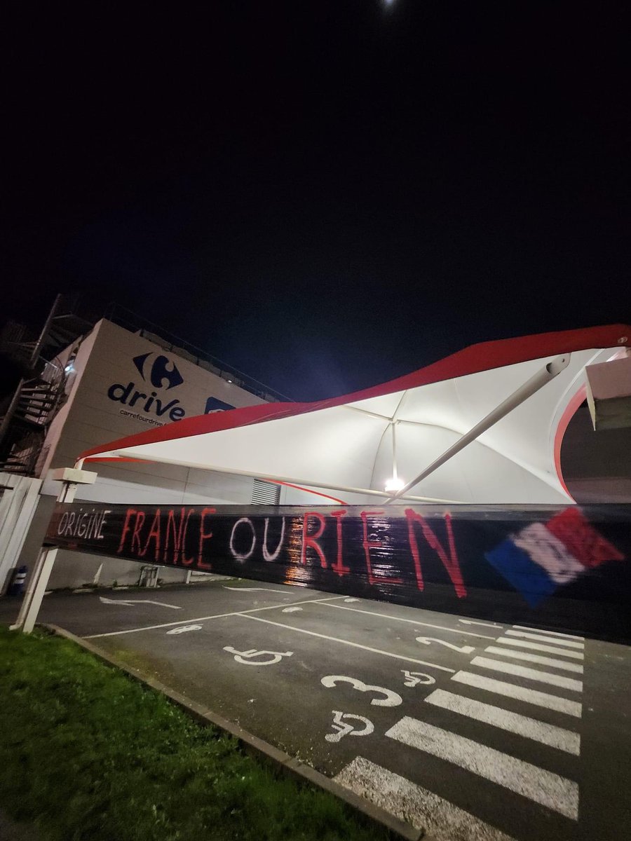 life_Info__'s tweet photo. ❌ OPÉRATION EN COURS DANS LE GERS !
Les paysans gersois restent mobilisés ce soir pour bloquer les accès d’hypermarchés Aldi et Carrefour à #Auch, #Masseube et #Seissan. Aucune marchandise ne peut rentrer pour alimenter leur stock.
#RésistancePaysanne #AgriculteursEnColère https://t.co/9mDAYIG2vc