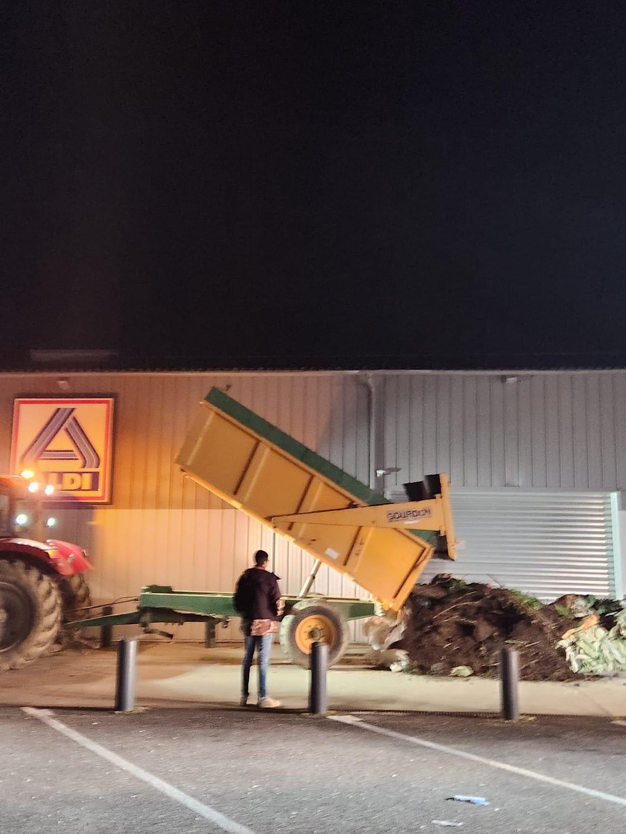 life_Info__'s tweet photo. ❌ OPÉRATION EN COURS DANS LE GERS !
Les paysans gersois restent mobilisés ce soir pour bloquer les accès d’hypermarchés Aldi et Carrefour à #Auch, #Masseube et #Seissan. Aucune marchandise ne peut rentrer pour alimenter leur stock.
#RésistancePaysanne #AgriculteursEnColère https://t.co/9mDAYIG2vc