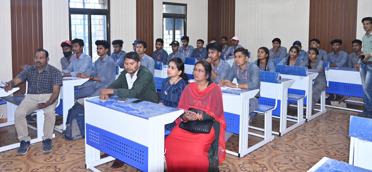 DhamtariDist's tweet image. #अग्निवीर वायु सेना भर्ती के लिए दिया जा रहा निःशुल्क कोचिंग

कलेक्टर सुश्री नम्रता गांधी के निर्देश पर जिले में विषय विशेषज्ञों द्वारा भर्ती परीक्षा में आवेदन करने वाले पात्र अभ्यर्थियों को लिखित परीक्षा हेतु निःशुल्क कोचिंग प्रदाय किया जा रहा है।

#FreeCoaching
#classes
#धमतरी