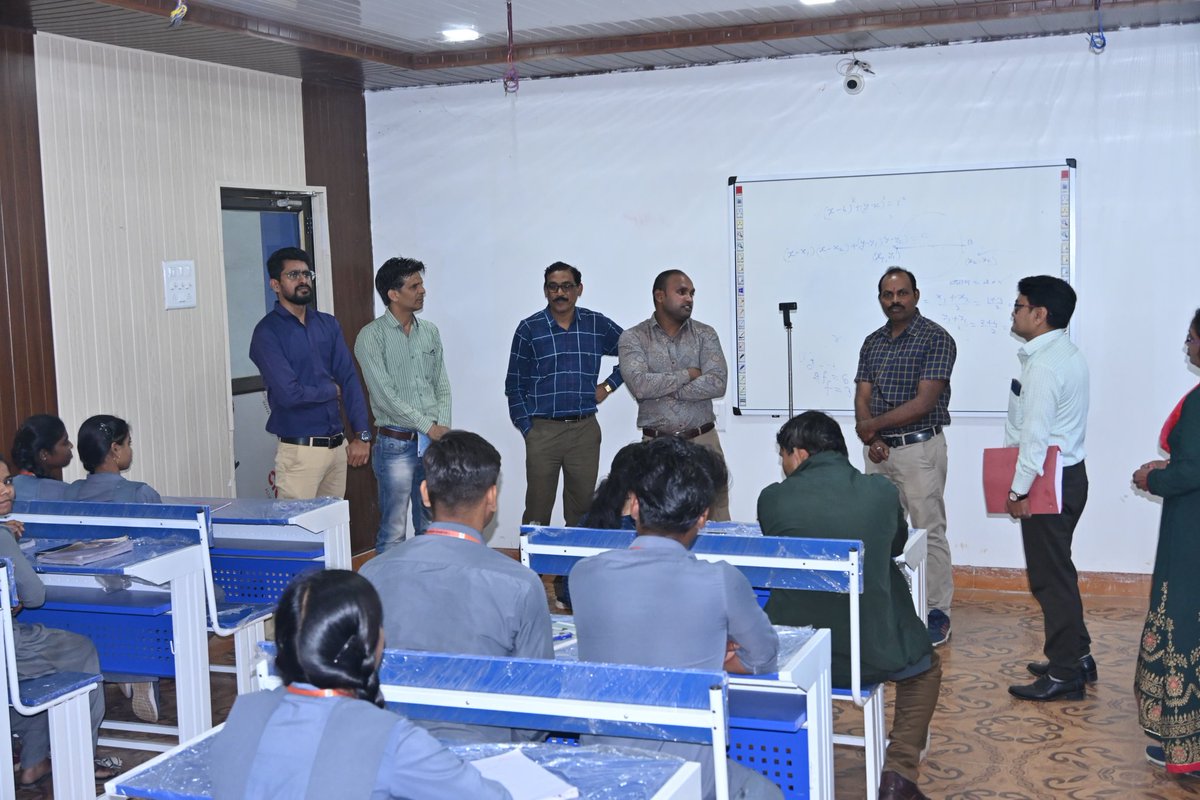 DhamtariDist's tweet image. #अग्निवीर वायु सेना भर्ती के लिए दिया जा रहा निःशुल्क कोचिंग

कलेक्टर सुश्री नम्रता गांधी के निर्देश पर जिले में विषय विशेषज्ञों द्वारा भर्ती परीक्षा में आवेदन करने वाले पात्र अभ्यर्थियों को लिखित परीक्षा हेतु निःशुल्क कोचिंग प्रदाय किया जा रहा है।

#FreeCoaching
#classes
#धमतरी