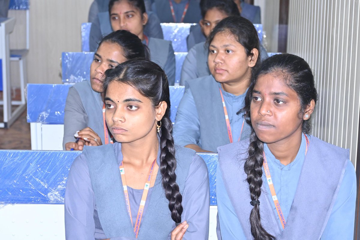 DhamtariDist's tweet image. #अग्निवीर वायु सेना भर्ती के लिए दिया जा रहा निःशुल्क कोचिंग

कलेक्टर सुश्री नम्रता गांधी के निर्देश पर जिले में विषय विशेषज्ञों द्वारा भर्ती परीक्षा में आवेदन करने वाले पात्र अभ्यर्थियों को लिखित परीक्षा हेतु निःशुल्क कोचिंग प्रदाय किया जा रहा है।

#FreeCoaching
#classes
#धमतरी