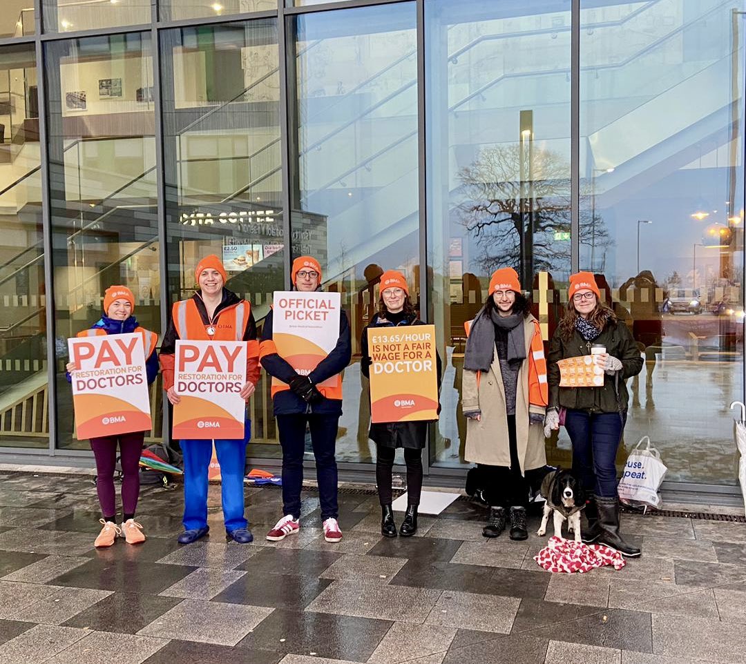 🏴󠁧󠁢󠁷󠁬󠁳󠁿Our second 72-hour walk out has begun. Thank you for the support on the picket lines! Plenty of time left to join us.

Stick together. Strike together. Win together.

#fullpayrestoration #DoctorStrikes