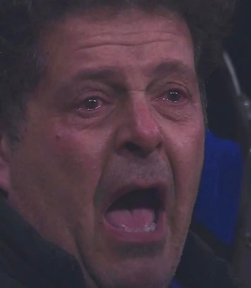 sonosiboni's tweet photo. Son fermo qua da un giorno intero.

Vorrei spiegare questa foto a chi non vive come noi, a chi non conosce il peso di una fede che invade le giornate e strappa dal petto ogni scampolo di pace.

Le lacrime di quest’uomo mi appartengono, ci appartengono.

Le riconoscete?

Sono la genesi di un pianto liberatorio che camuffa i drammi del quotidiano e della vita.

Che segue il proprio flusso e ne rispetta i connotati.

Sono piene, vere e non temono di mostrarsi al mondo.

Allo stesso mondo cui vorrei urlare io, ma che forse non capirebbe.

Dunque alzo la cornetta, chiamo mio padre e lo ringrazio: anche oggi, come sempre, so di aver ricevuto in dono l’eredità più importante. 

Si chiama #Inter. 🖤💙