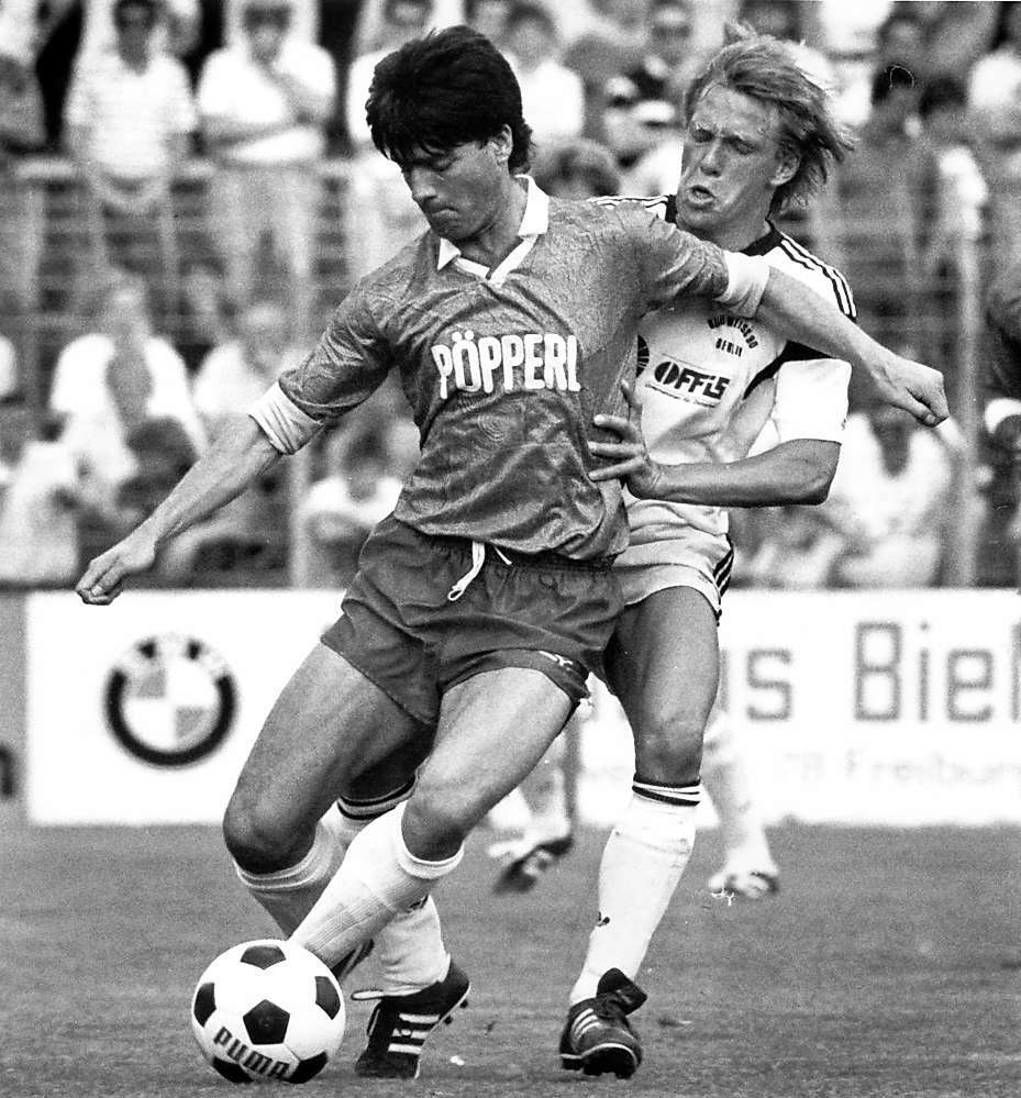 TomsFootyKits's tweet photo. 𝗣𝗿𝗼𝗽𝗲𝗿 𝗩𝗶𝗻𝘁𝗮𝗴𝗲 😎

SC Freiburg 1989 Home shirt

Most famously worn by Joachim Löw, such a crazy design for a non GK shirt!

Thank you @panofootball 🤝 https://t.co/r8VHY6QjLP