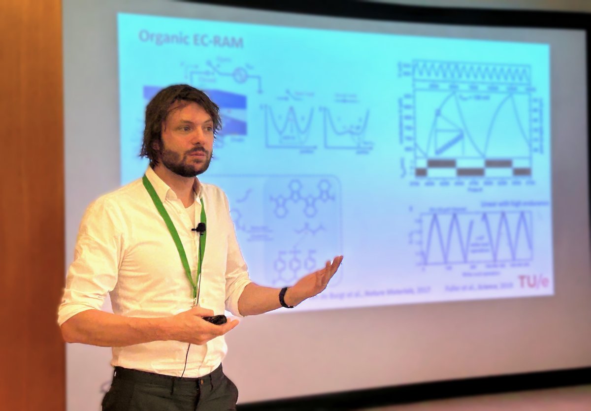 nanoGe_Conf's tweet image. 🗣️Scientists Yoeri van de Burgt (@yvdburgt), Simone Fabiano (@FabianoSimone), Valeria Bragaglia (@ValeriaBragagl1) and Xabier Iturbe (@IKERLANofficial) discuss #NeuromorphicComputing, #Architecture, #Electrochemical #Neurons and #CMOS at #Neuronics.
🔗nanoge.org/Neuronics/home