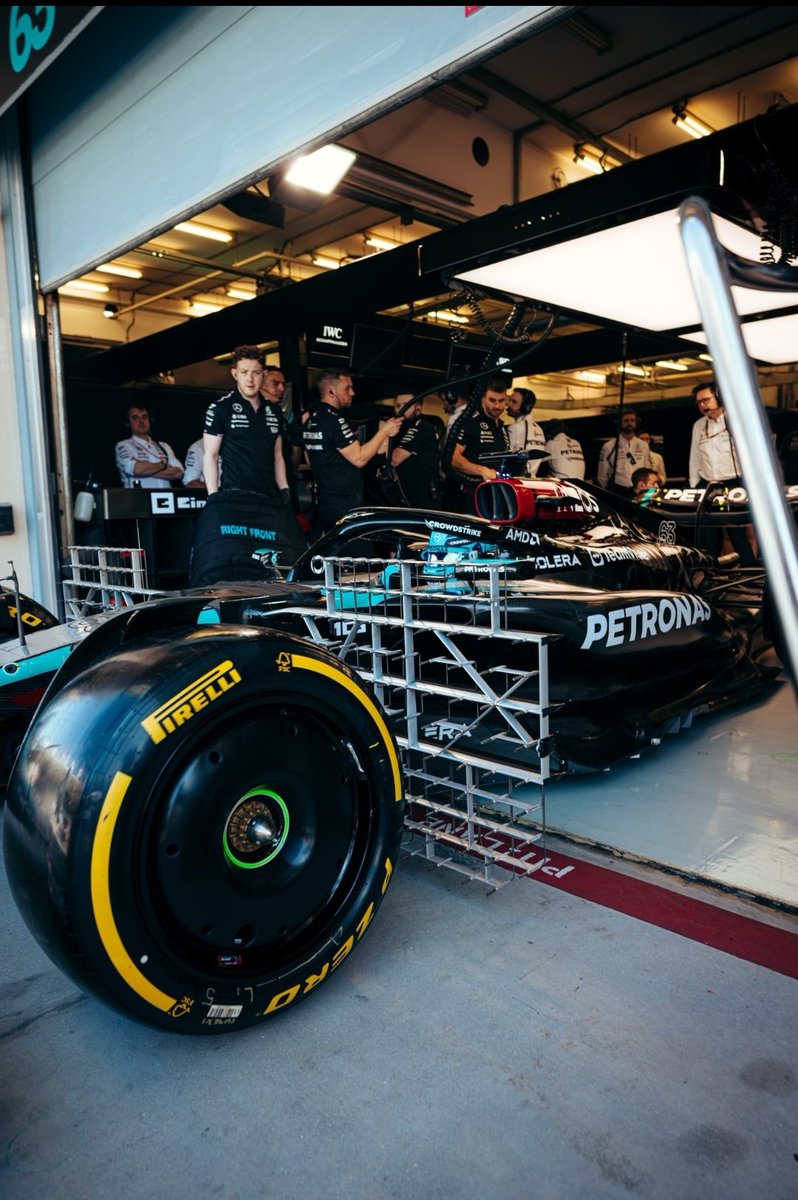 Se dice que Mercedes tiene un problema con el sistema híbrido.

#F1 #F1Testing