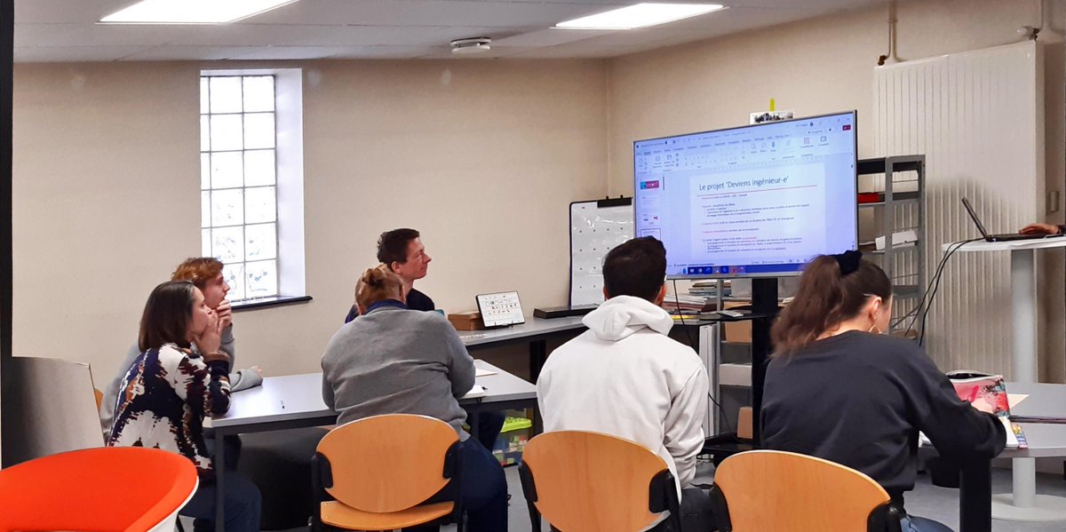 Canope_DTCVL's tweet image. Ce matin à l’atelier @canope_18 , formation des enseignants  à la #robotiqueéducative avec le robot  #THYMIO dans le cadre du projet #TNE : « Deviens ingénieur » avec la volonté de favoriser la mixité dans les métiers du numérique.
@dsden18  @insacvl  IESF du Cher @Easytis