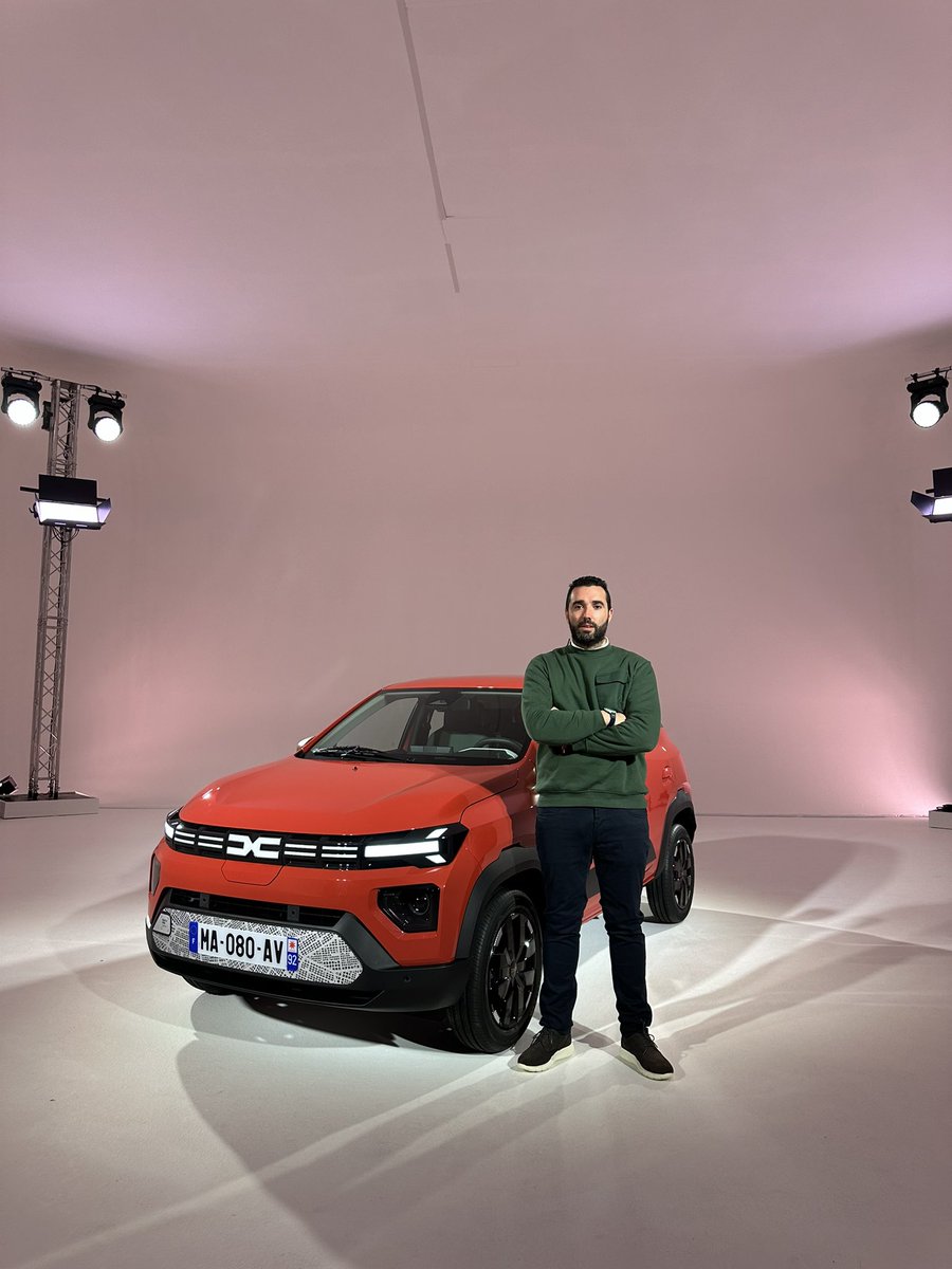 Nuevo #Dacia Spring, más atractivo y electrizante que nunca🔋

Nuevo #Spring ofrece un #diseño exterior e interior completamente nuevo, el mejor volumen de carga de su segmento y una nueva función V2L para cargar dispositivos eléctricos.

@PrensaDACIA