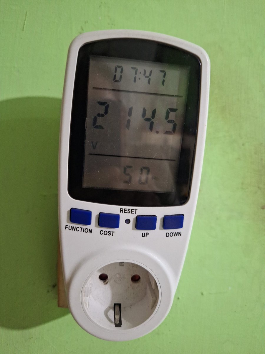 fei_aja's tweet photo. Halo @pln_123, saya mau melaporkan bahwa voltase di lingkungan rumah saya berada di bawah 220V, dampaknya ada beberapa alat elektronik yang tidak hidup. Mohon diperbaiki. Terima kasih https://t.co/xluRZtcmpB