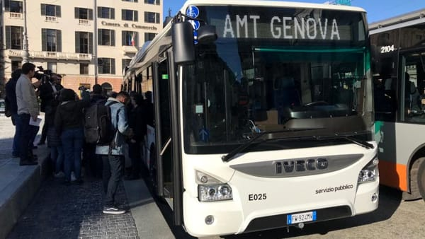 RadioBabboleo's tweet photo. #Voltri, furti in serie sui bus. Coppia di #borseggiatori individuata e arrestata dai carabinieri. Gli uomini erano soliti agire durante i giorni di mercato approfittandosi della folla sui #mezzi. https://t.co/leWI9OInNi