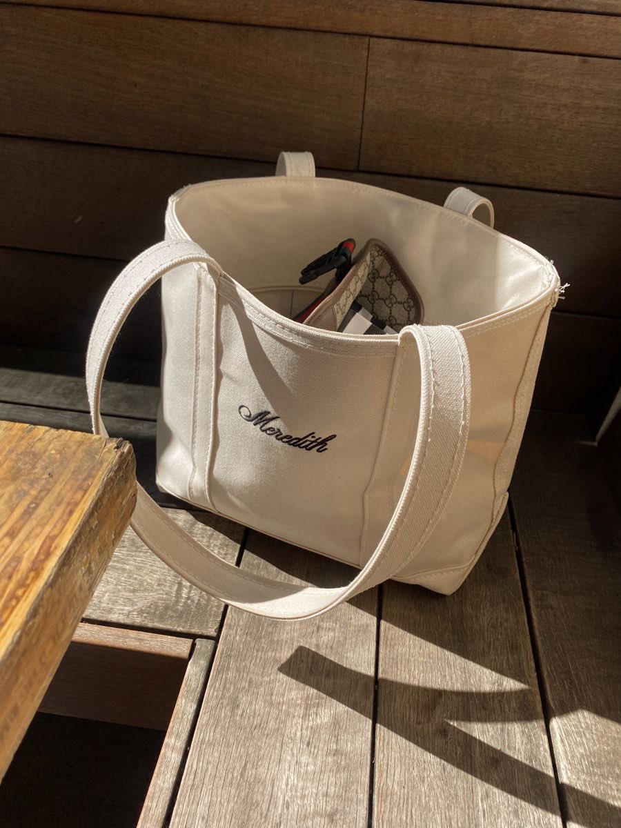 heysisterjp's tweet photo. LL Beanのトートバッグってサイズから色、持ち手の長さ、パーソナライズ刺繍まで、こんなに色々カスタマイズできるの知らなかった！Carolyn Bessette Kennedyみたいに持ちたいからミディアムかラージにしよっかなー😙 https://t.co/waGjPXnoAk