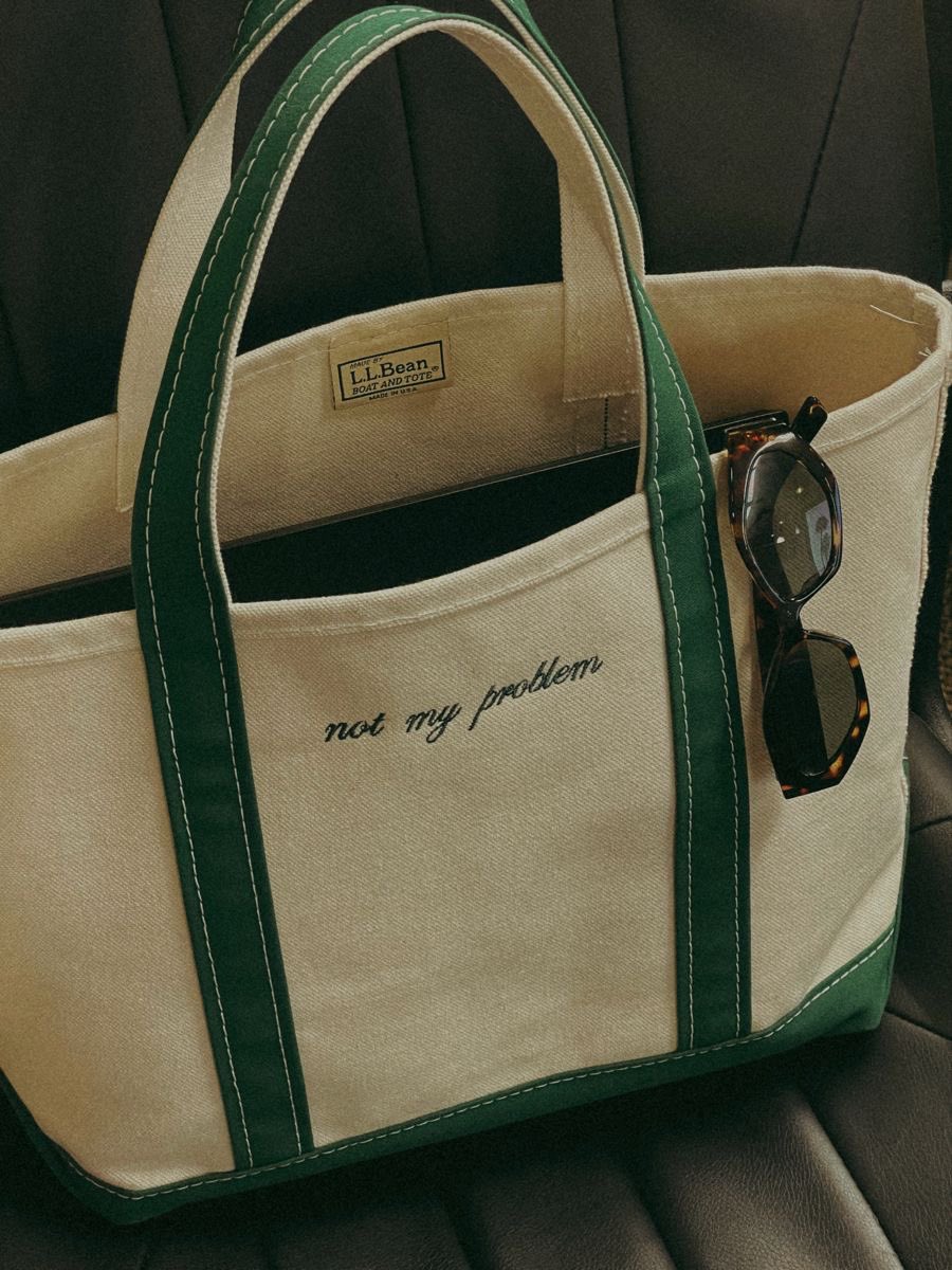 heysisterjp's tweet photo. LL Beanのトートバッグってサイズから色、持ち手の長さ、パーソナライズ刺繍まで、こんなに色々カスタマイズできるの知らなかった！Carolyn Bessette Kennedyみたいに持ちたいからミディアムかラージにしよっかなー😙 https://t.co/waGjPXnoAk
