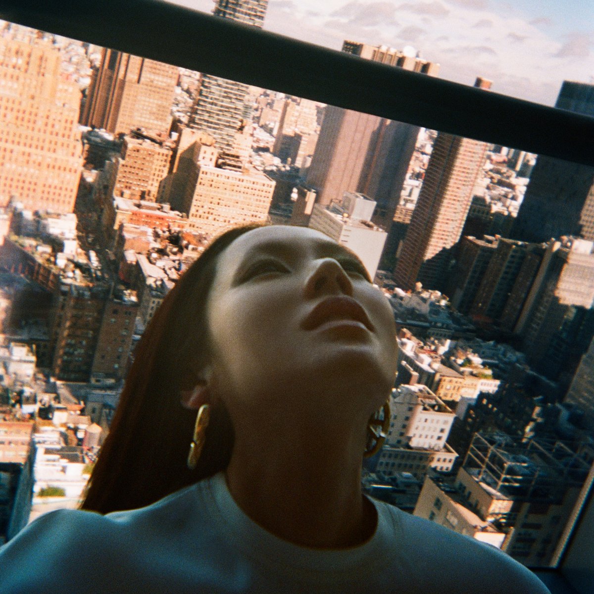 ブランドアンバサダーのソン・イェジンがヴァレンティノ レコールの広告キャンペーンに登場

ニューヨークのエネルギーに満ちたヴァレンティノの最新キャンペーンは、ユニークで魅惑的なストーリーを芸術的表現で伝えます

#SonYejin #ValentinoLÉcole #ValentinoDiVas