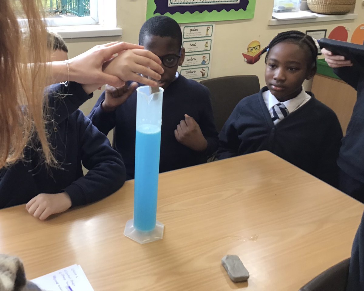 AnnunciationHA8's tweet image. Year 5 investigates which shaped speedboat has the most and least water resistance.#scienceenquiry #waterresistance #variable #fairtest #viscosity #results #conclusions