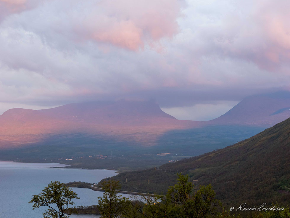 Forskarmöten – en meningsfull och kul sommaraktivitet för gymnasieungdomar. Dela gärna. 

När: 6–8 augusti
Var: Abisko, Norrbotten
Kostnadsfritt. Resor ersätts upp till ett visst belopp.
Sök senast: 22 april
sverigesungaakademi.se/sommarforskars… (Foto: Ordf. Ronnie Berntsson)