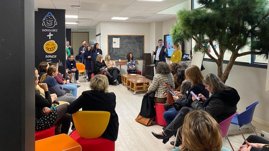 FTravail_PACA's tweet photo. Les professionnels des secteurs de la #santé et des services à la personne se retrouvent ce matin au Lab de @FTravail_PACA pour découvrir des méthodes de recrutements innovantes, échanger sur l'attractivité de leurs métiers et renforcer leur collaboration #AvecFranceTravail https://t.co/TDYXA7wHGP