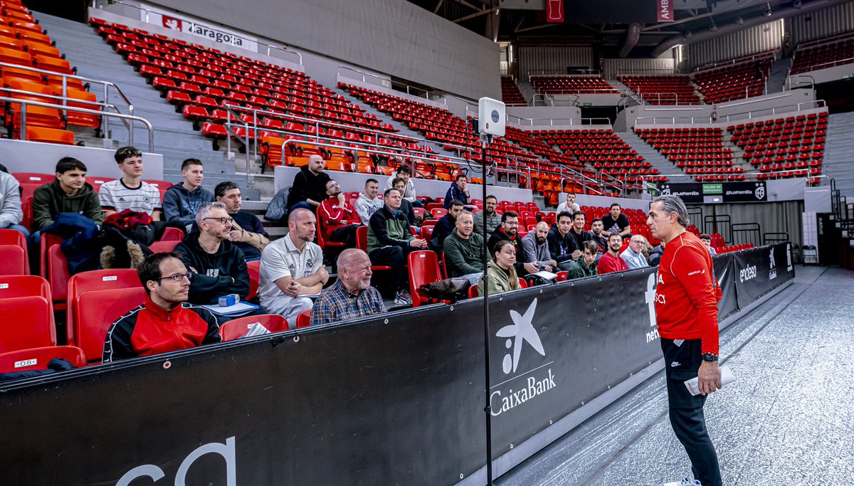 AEEBTWEETS's tweet photo. Jornada 2 de la Semana de Entrenamientos AEEB con la Selección Española 🇪🇸 de Sergio Scariolo 🔝

🔹Conceptos defensivos de BD
🔹Situaciones de transición
🔹Jugadas en estático
🔹Bandas y fondos

✍️Por BERNAT ELÍAS CAMPRUBI

🔗https://t.co/IhZdf6oVmh https://t.co/JZvF2WxEz9