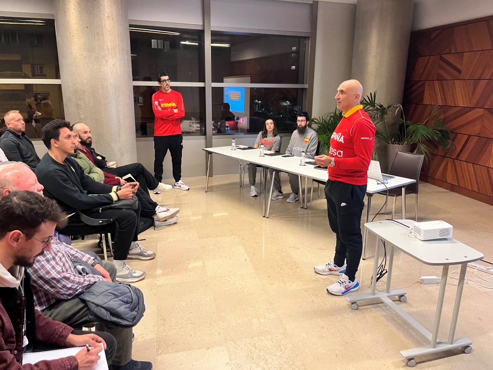 AEEBTWEETS's tweet photo. Jornada 2 de la Semana de Entrenamientos AEEB con la Selección Española 🇪🇸 de Sergio Scariolo 🔝

🔹Conceptos defensivos de BD
🔹Situaciones de transición
🔹Jugadas en estático
🔹Bandas y fondos

✍️Por BERNAT ELÍAS CAMPRUBI

🔗https://t.co/IhZdf6oVmh https://t.co/JZvF2WxEz9