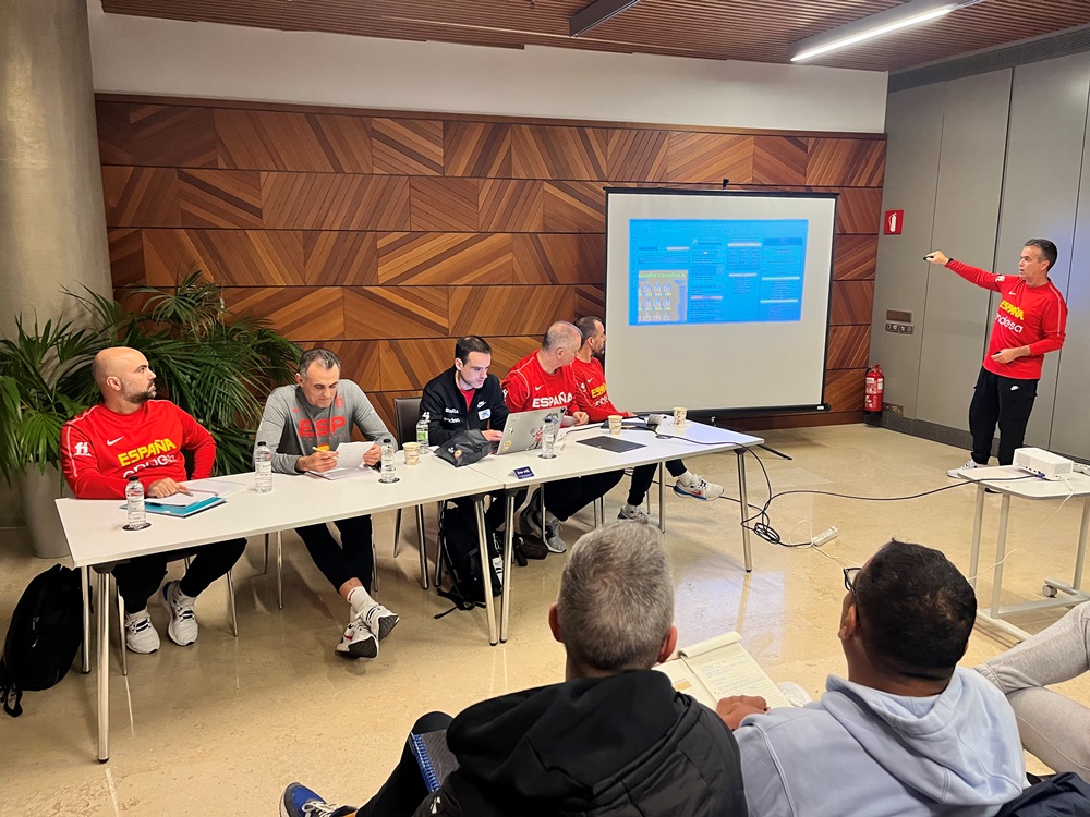 AEEBTWEETS's tweet photo. Jornada 2 de la Semana de Entrenamientos AEEB con la Selección Española 🇪🇸 de Sergio Scariolo 🔝

🔹Conceptos defensivos de BD
🔹Situaciones de transición
🔹Jugadas en estático
🔹Bandas y fondos

✍️Por BERNAT ELÍAS CAMPRUBI

🔗https://t.co/IhZdf6oVmh https://t.co/JZvF2WxEz9