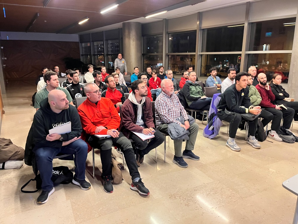 AEEBTWEETS's tweet photo. Jornada 2 de la Semana de Entrenamientos AEEB con la Selección Española 🇪🇸 de Sergio Scariolo 🔝

🔹Conceptos defensivos de BD
🔹Situaciones de transición
🔹Jugadas en estático
🔹Bandas y fondos

✍️Por BERNAT ELÍAS CAMPRUBI

🔗https://t.co/IhZdf6oVmh https://t.co/JZvF2WxEz9