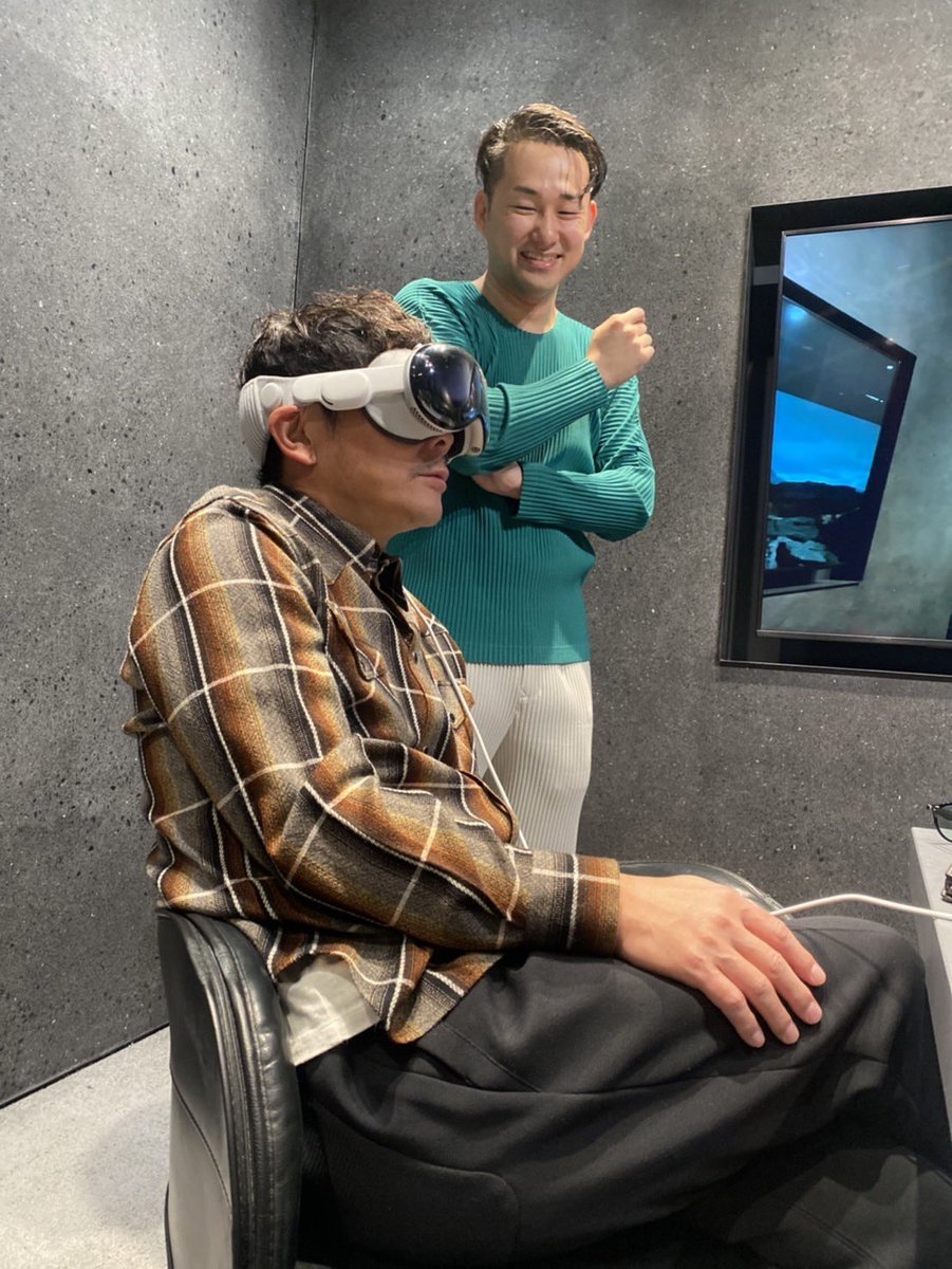 yousuck2020's tweet photo. Apple Vision Proを初体験。MESONの小林さん @AR_Ojisan にいろいろと教わりました。これは凄いことになりそうだわ。 https://t.co/tCxiwYMUfs