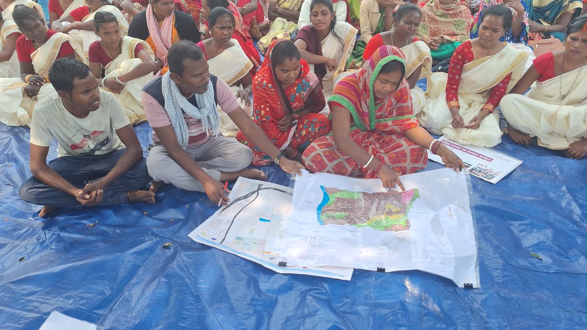 cinicell's tweet photo. Didi's explaining through diagram on the integration of decentralised renewable energy enabling them to take up agriculture development through the #productionhub under #lakhpatikisan program @RNTata2000 @PMOIndia @IKEAFoundation @AgriGoI @Ashden_org https://t.co/tWueTerJ7D