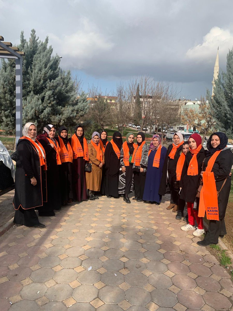 akeyyubiyekadin's tweet photo. Bşk @GultenBalci63 ve yönetim kurulu üyelerimiz ile beraber sahalarda ŞBB Bşk @zabeyazgul ve EYB Bşk @mehmetkusnet hizmetleri hakkından bilgi veriyoruz.

Yeni mahallesindeyiz📍 Yeni mahallesi 31 mart seçimlerine hazır!

@aysekesir @adelioglu63 @dmtstcgvn1 @mehmetmogal63 https://t.co/zmtDPLSg1l