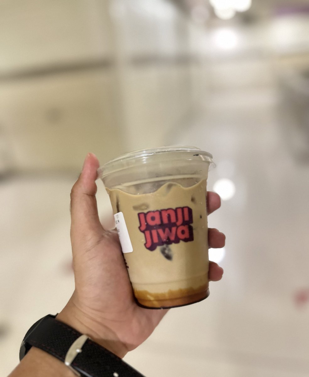 hendrYoga's tweet photo. Dilema sih. Ngantuk tapi kalo ngopi pasti begadang :( https://t.co/0D7WvTOTOM