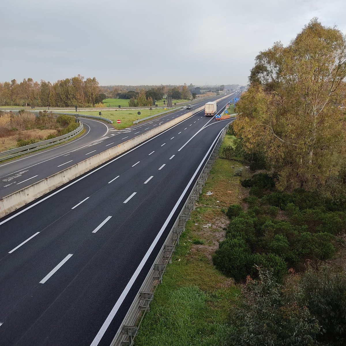 StradeAnas's tweet photo. 📍#Sardegna
✅ Realizzati 10 km di nuova pavimentazione drenante, che garantisce elevati standard di sicurezza, sulla #SS131 "Carlo Felice" tra Marrubiu e Santa Giusta, in provincia di Oristano.
#piùsicurezzaaltuoviaggio #Anas https://t.co/tfpPcyWc3q