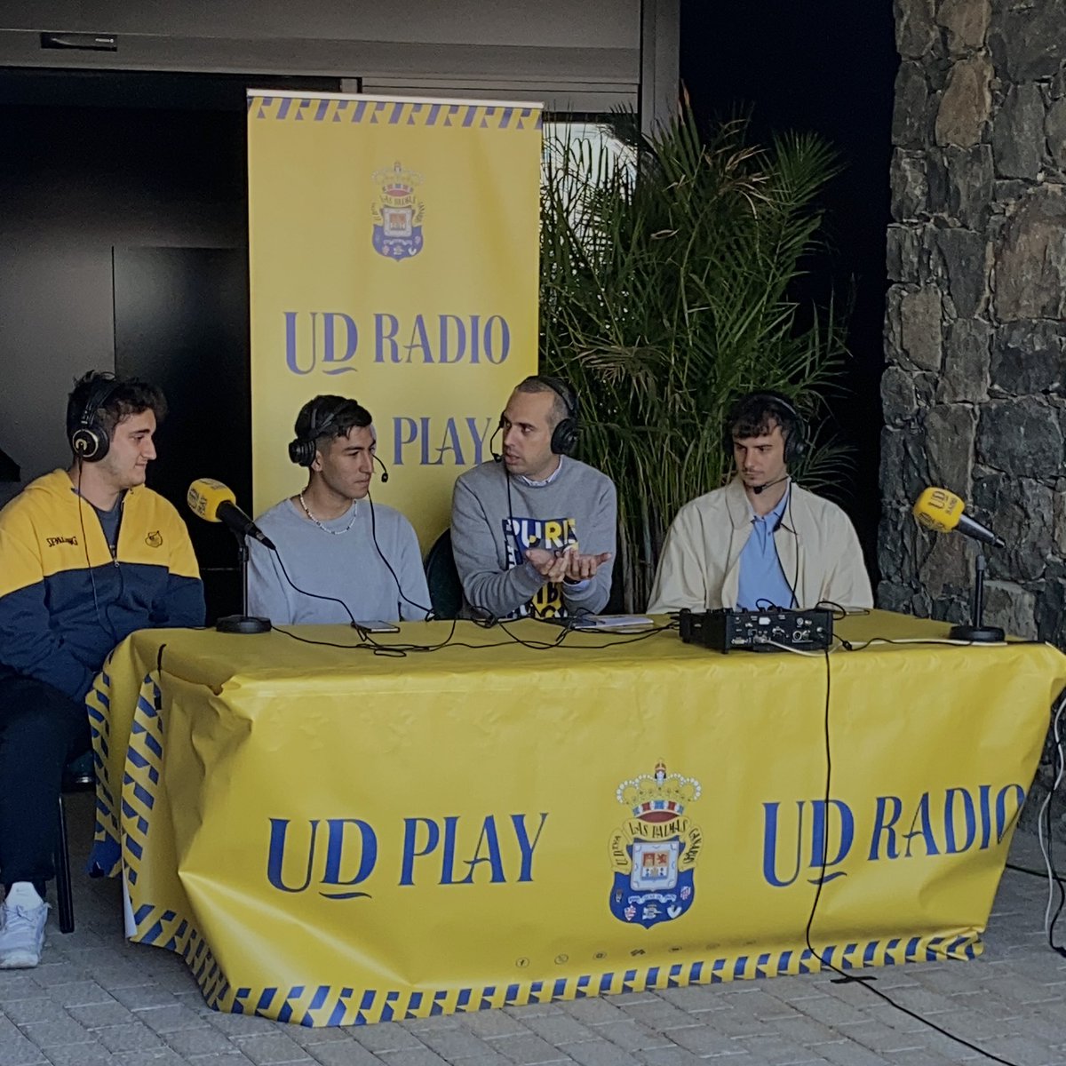lavozufpc's tweet photo. Los alumnos @alanmartel_ e @IvanIcigar9 intervienen UD Radio Las Palmas en la UFPC. https://t.co/1LNyEZnncR