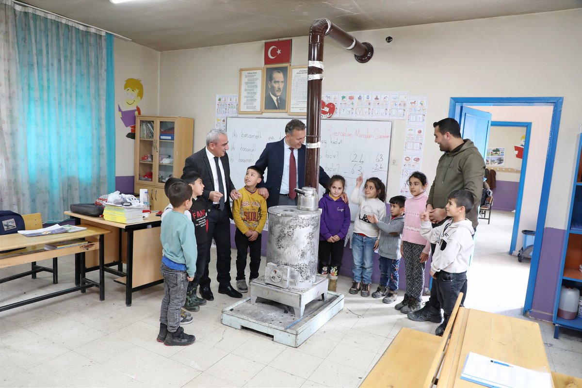 BilalGur30's tweet photo. Gönül gönüle değince bize yollar mı dayanır?
Sizin gibi köy öğretmenlerimizle, kıymetli meslektaşlarımla zorluklar elbet kolaylaşır...
@tcmeb @Yusuf__Tekin https://t.co/5u4pZHKeTU