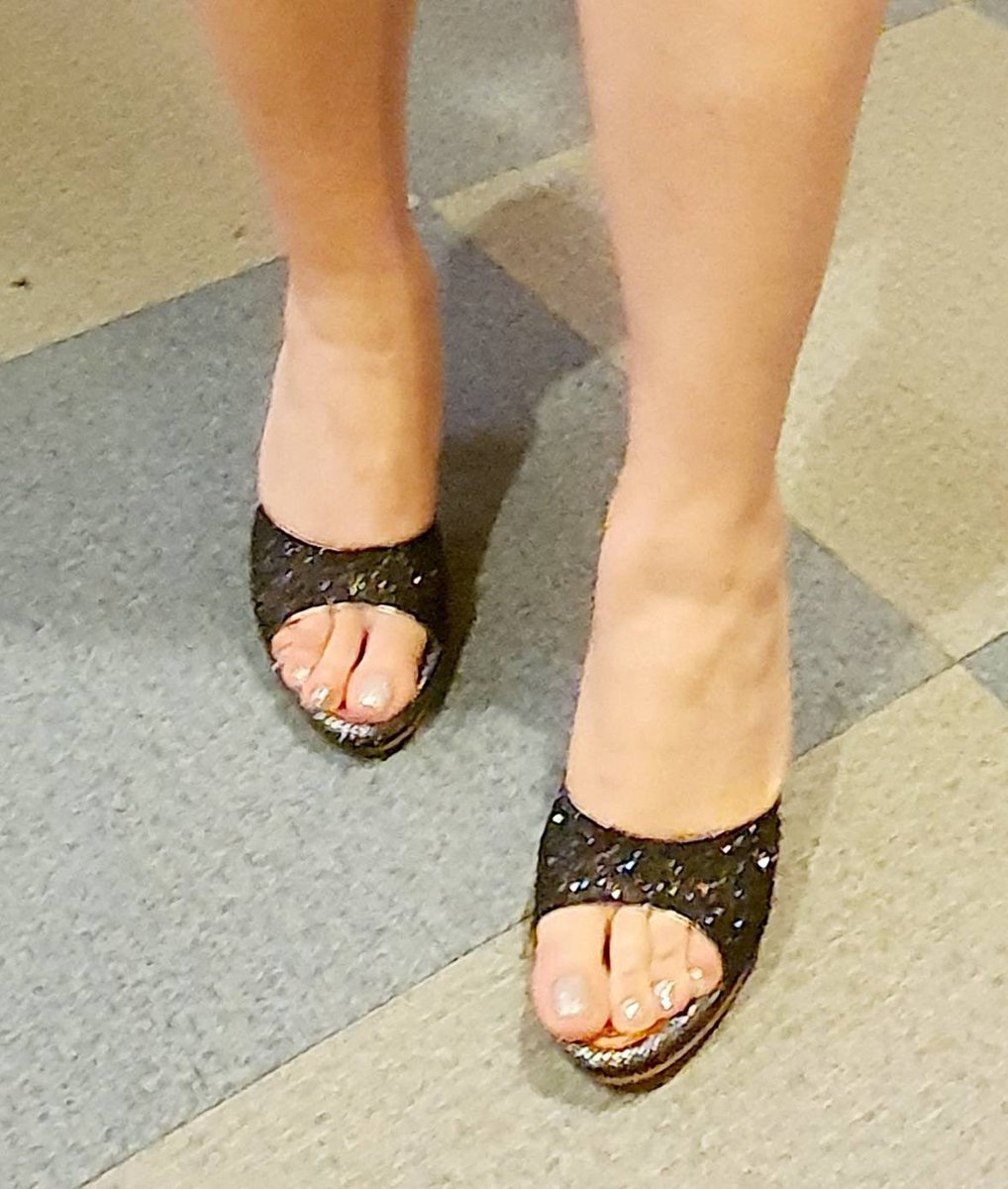 선물 고마워 :)

#하이힐 #뮬 #여자발 #페티쉬 #펨돔 #일상 #seoul #femdom