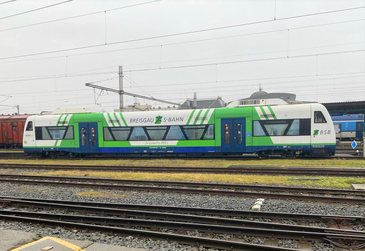 ceskedrahy_'s tweet photo. 🚆POŘÍDILI JSME DALŠÍ VOZY REGIOSHUTTLE RS1 |
Už brzy na kolejích budete potkávat další #RegioSpider.🚈 V dílnách #DPOV už začala modernizace motorových vozů #RegioShuttle RS 1 pro Středočeský kraj a dvou vozů pro Ústecko.
V #DPOV bude celkem modernizováno 11 motorových vozů typu #RegioShuttle, u kterých dojde k modernizaci interiérů, instalaci klimatizace, všechny dostanou palubní Wi-Fi síť a elektrické zásuvky 230 V a USB pro dobíjení elektroniky.🔌🔋
Z Německa jsme také v posledních týdnech pořídili další 4 motorové vozy #RegioShuttle RS 1. Ty už jsou v České republice a také je čeká rozsáhlá modernizace.
Tyto vlaky budeme postupně nasazovat na méně vytížených tratích, kde budou nahrazovat třeba legendární vozy řady 810.
#CeskeDrahy #CDVlaky #novevlaky #modernizace