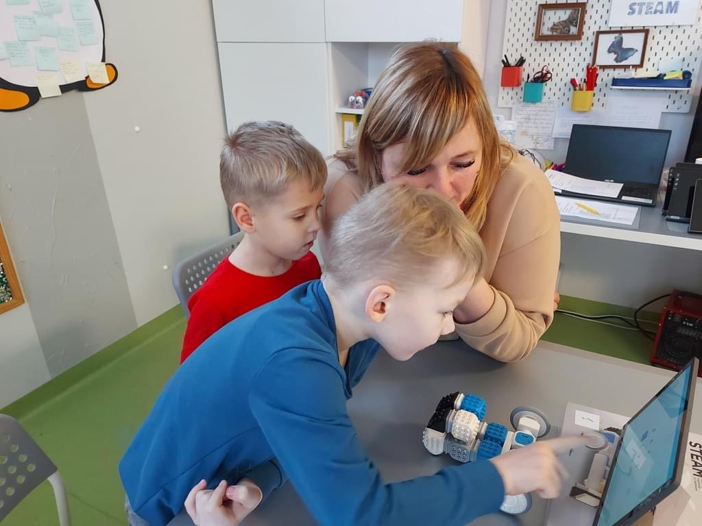 cubroid's tweet photo. Heading to the Mobile World Congress 2024 @mwc in Barcelona?
Drop @Cubroid a message. See you at #MWC2024!
#MWC2024 #MWC24 #STEAM #Robotics #Edtech #Barcelona #AIEducation #digitaltransformation #Cubroid #CuroAI #ARTIBO #Codingblock #Innovation https://t.co/P52rFoD976