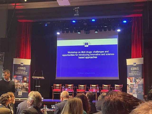 emeritus_EU's tweet photo. 🚨 @EUHomeAffairs 𝐂𝐄𝐑𝐈𝐒 𝐰𝐨𝐫𝐤𝐬𝐡𝐨𝐩 𝐨𝐧 𝐢𝐥𝐥𝐢𝐜𝐢𝐭 𝐝𝐫𝐮𝐠𝐬 is happening now!

Meet @emeritus_eu representatives from @infoGMV_es and @Centerforsecur1 👋

Delve into recent #EUpolicy developments on drugs and the mandate change for @EMCDDA

#Trafficking #eufunded https://t.co/BTT1hosCNM