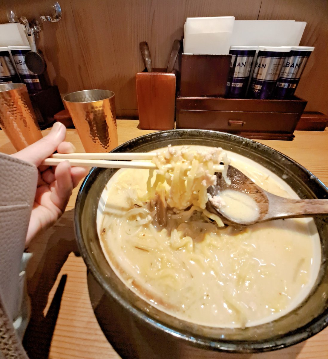 EriRamen's tweet photo. 白味噌ラーメン🍜🍥
ふらっと入ったけど当たりだ☺️
お寿司屋さんの押したらお湯出てくるやつみたいなのがカウンターについてる😂
#横浜駅
#いと井 https://t.co/vmPknSEEhn