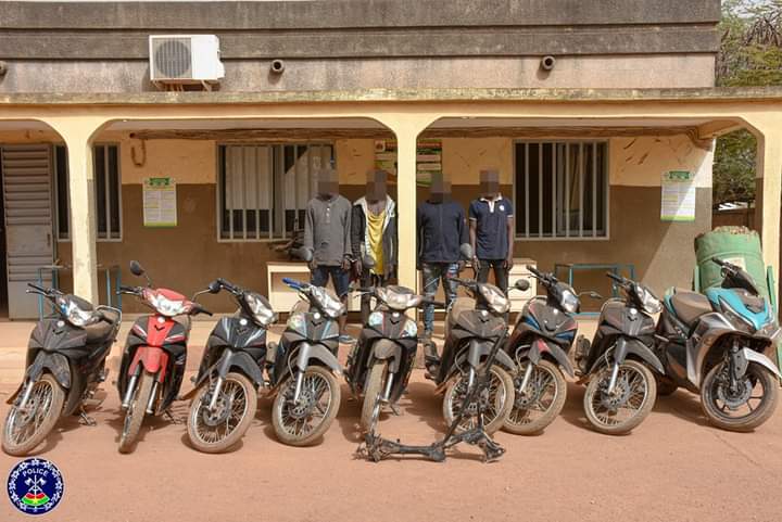 JusteMien's tweet photo. #BurkinaFaso
La #Police de l’Ardmt2 de #Ouagadougou a démantelé un #réseau de malfaiteurs spécialisés dans les vols et recel de motos. Organisés en bande, ces individus agissaient à #Boassa, à #Bendogo, à la #ZoneI, #Saaba, à #Koupéla, à #Pouytenga et à #Tenkodogo.#Lwili https://t.co/AF92LSgMsb