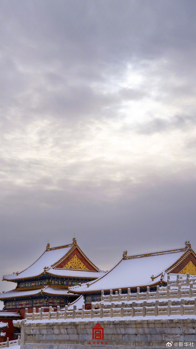 XinhuaChinese's tweet photo. 又一波！故宫红墙白雪惊艳了岁月。
万象晓一色，天地共皑皑。北京龙年初雪，故宫的岁月痕迹被大雪温柔包裹，美得恢弘大气。网友：还是故宫会拍故宫！ https://t.co/iLWTbesORU