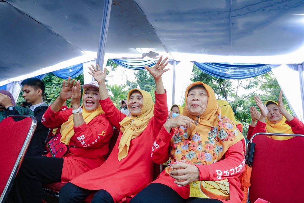 Jika sebelumnya per hari Kota Bandung mengirimkan sekitar 1.300 ton, kini, jumlah tersebut berkurang menjadi 900 ton.

#HariPeduliSampahNasional2024