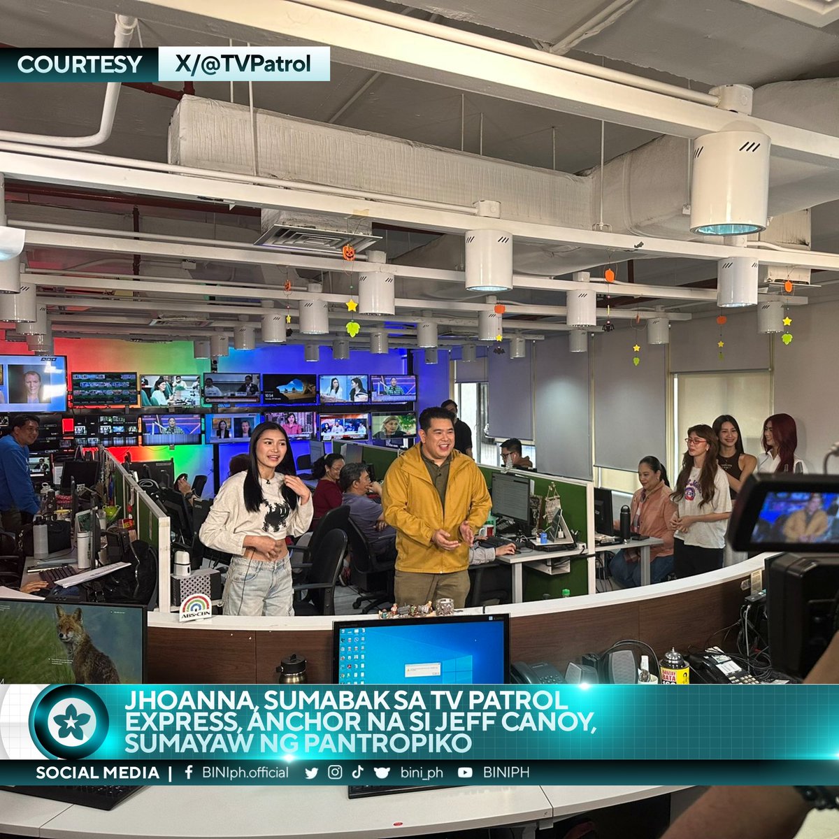 BINIPatrol's tweet photo. TIGNAN ▸ @bini_jhoanna, sumabak sa TV Patrol Express; anchor na si @jeffcanoy, sumayaw ng Pantropiko

Bumisita sa newsroom kanina ang BINI. Sumalang din sa paghatid ng showbiz news si Jhoanna sa @TVPatrol Express. Nag-DC rin ang BINI kasama ang anchor na si Jeff Canoy

#BINI https://t.co/u9SkBIYTXo