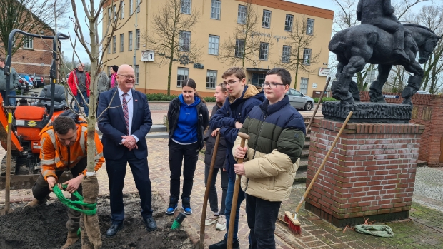 christiswat's tweet photo. Leerlingen Elzendaalcollege planten nieuwe boom bij Vrijheidsplein -  https://t.co/4ilVO8w7jV https://t.co/702o2SM9ZP