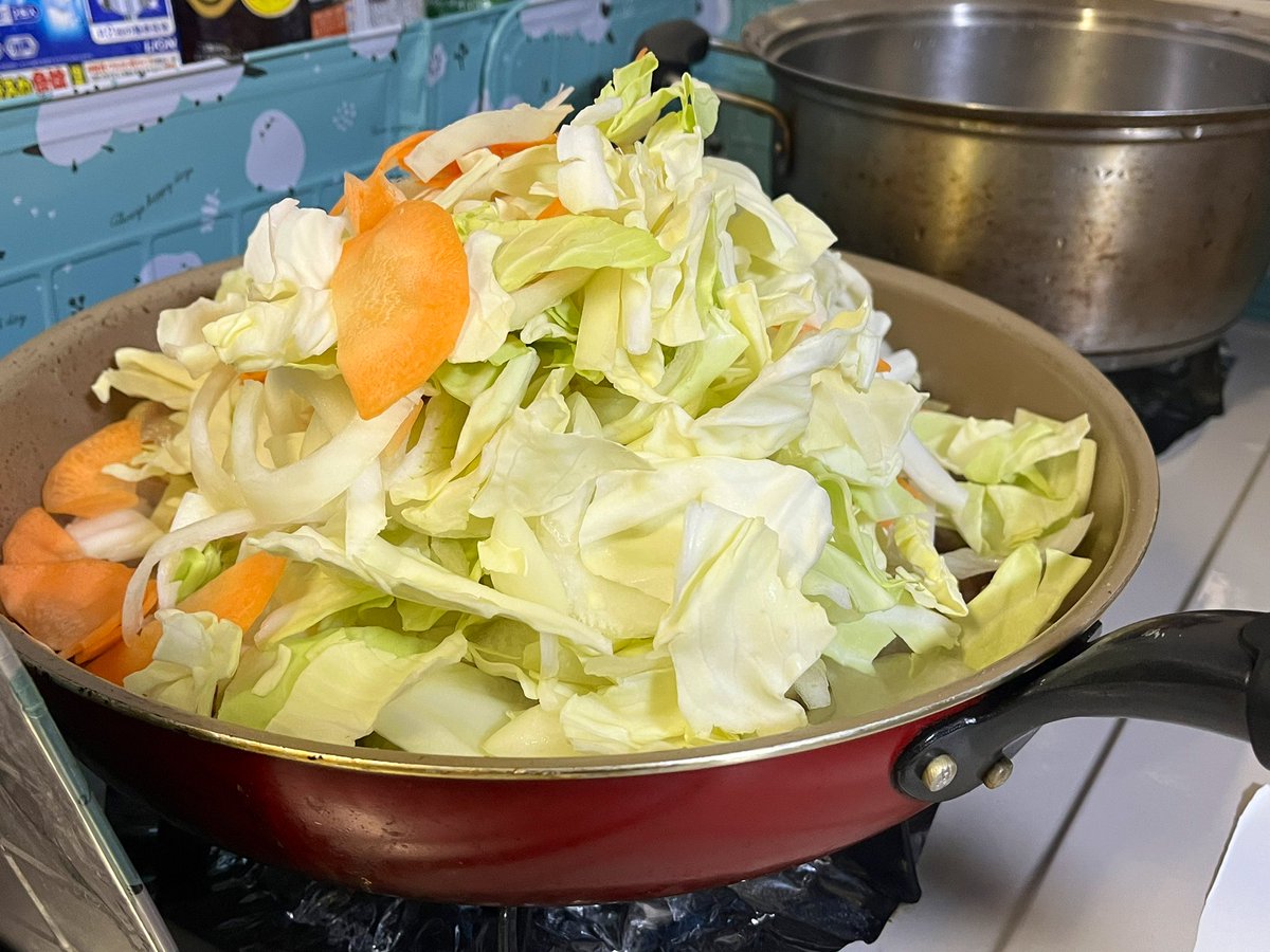 zeropiece_tw's tweet photo. なんか野菜の量が「オモうまい店」みたになってるんだが。
コレ、火通せるんか？
#今日のヨシケイ https://t.co/LtL5HMq05F