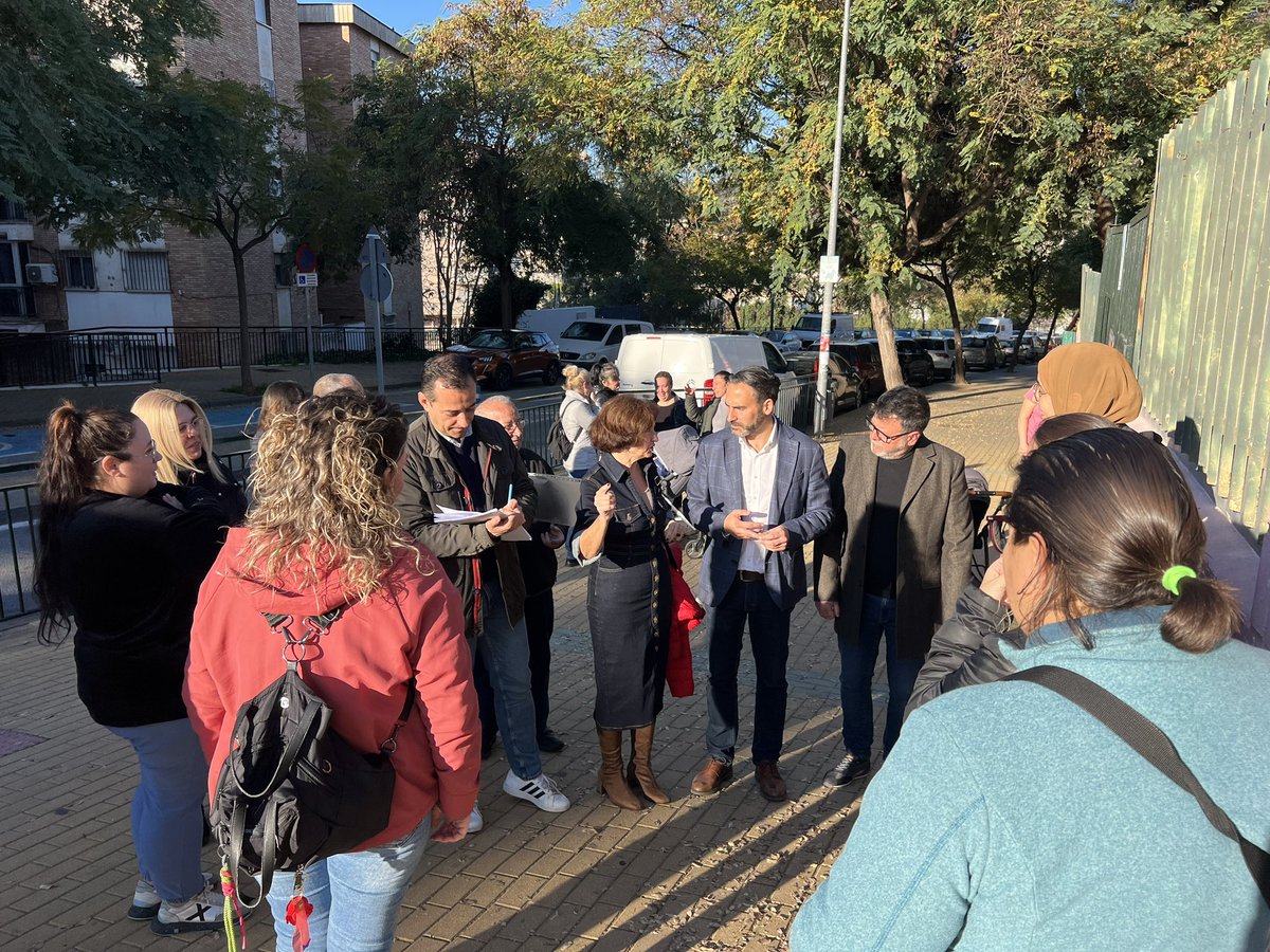 PSOEaytoMalaga's tweet photo. 🏫🚗 Estamos con madres y padres de los alumnos/as del CEIP Benito Pérez Galdós en el distrito de #CiudadJardín, que reclaman medidas de calmado de tráfico por el peligro que supone cada mañana acceder al colegio. 

@aDanielPerez @RosadelMar1 @jorgequer @RubenViruel https://t.co/CQl4J3rTt4