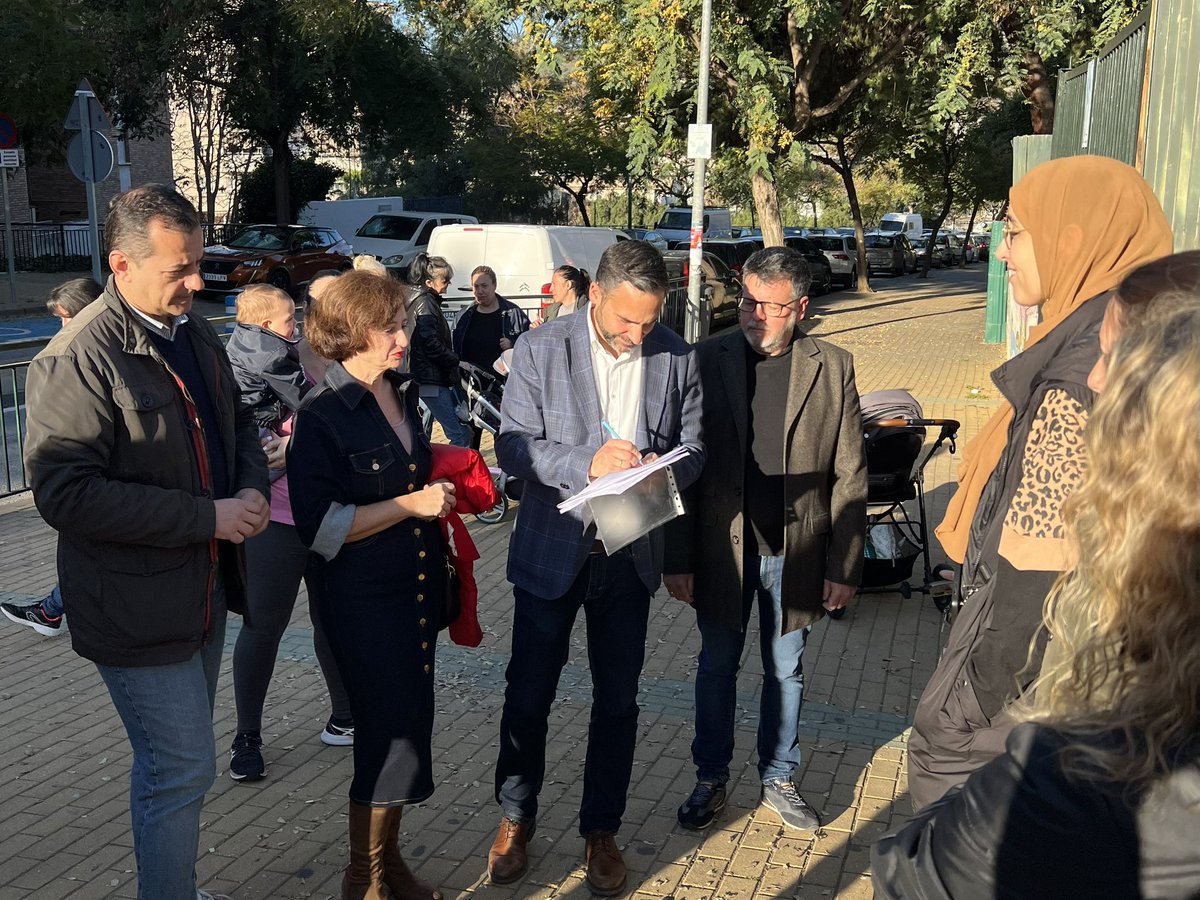 PSOEaytoMalaga's tweet photo. 🏫🚗 Estamos con madres y padres de los alumnos/as del CEIP Benito Pérez Galdós en el distrito de #CiudadJardín, que reclaman medidas de calmado de tráfico por el peligro que supone cada mañana acceder al colegio. 

@aDanielPerez @RosadelMar1 @jorgequer @RubenViruel https://t.co/CQl4J3rTt4