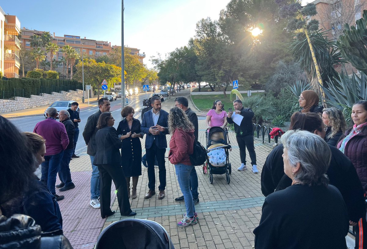 PSOEaytoMalaga's tweet photo. 🏫🚗 Estamos con madres y padres de los alumnos/as del CEIP Benito Pérez Galdós en el distrito de #CiudadJardín, que reclaman medidas de calmado de tráfico por el peligro que supone cada mañana acceder al colegio. 

@aDanielPerez @RosadelMar1 @jorgequer @RubenViruel https://t.co/CQl4J3rTt4