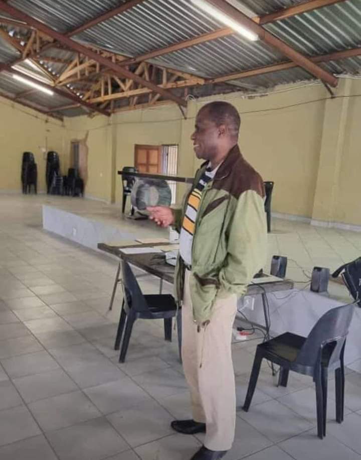 Miz_Ruraltarain's tweet photo. Mike Nkuna the owner of Jabulani  mall, Diepsloot mall, Protea glen mall, Masingita towers in Sandton; Makhado crossings in Venda, 15 other malls and numerous filling stations. If you respect people on how they dress learn something today! https://t.co/c0aZkJQcc9