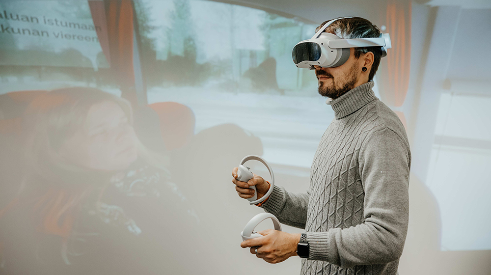 🇩🇪 kehitetty, 🇫🇮 testataan: VR-oppimisympäristö autismikirjon lapsille ja nuorille. Magdeburgin yliopiston tekniikan laitoksen tutkijat ovat kehittäneet prototyypin virtuaalisesta oppimisympäristöstä lapsille ja nuorille, joilla on autismiskirjon häiriö: ahkfinnland.de/fi/tietopankki…