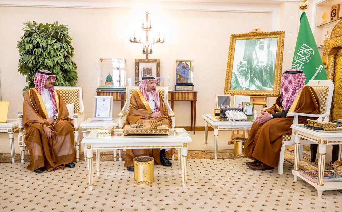 EmarahAlQassim's tweet photo. نوّه سموه بما توليه القيادة الرشيدة - أعزها الله - من دعم لا محدود لتمكين القطاع الخاص والمساهمة في تعزيز برامج التوطين، مباركاً خطط الشركة التوسعية لتوفير قرابة 4 آلاف وظيفة للشباب والفتيات بالمنطقة..

سمو #أمير_منطقة_القصيم يستقبل الرئيس التنفيذي لشركة " تدير " حافظ التويجري . https://t.co/qszK3dzUY2